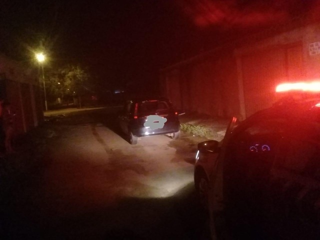 Carro roubado é encontrado em Palmas durante madrugada; suspeitos do crime fugiram