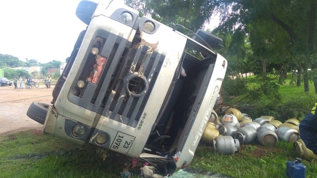 Caminhão carregado de botijões de gás bate em moto e tomba após ficar sem freios em Guaraí