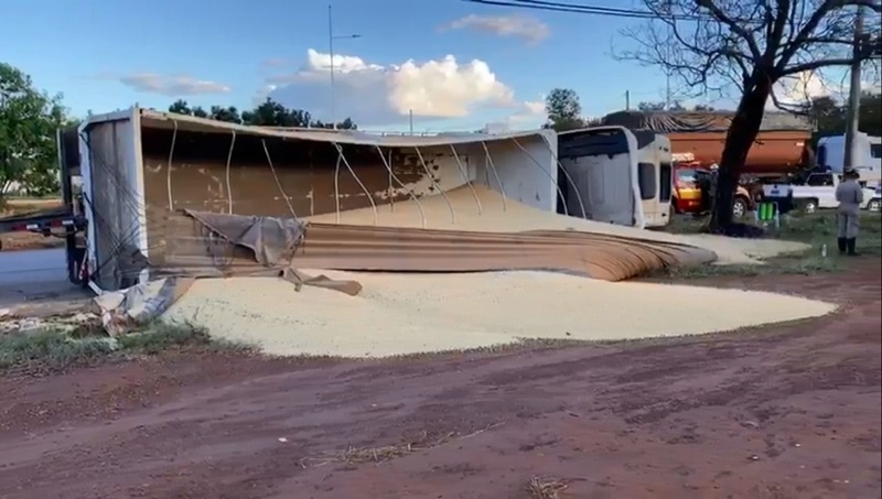 Caminhão com areia tomba em rotatória na região norte de Palmas e deixa motorista ferido