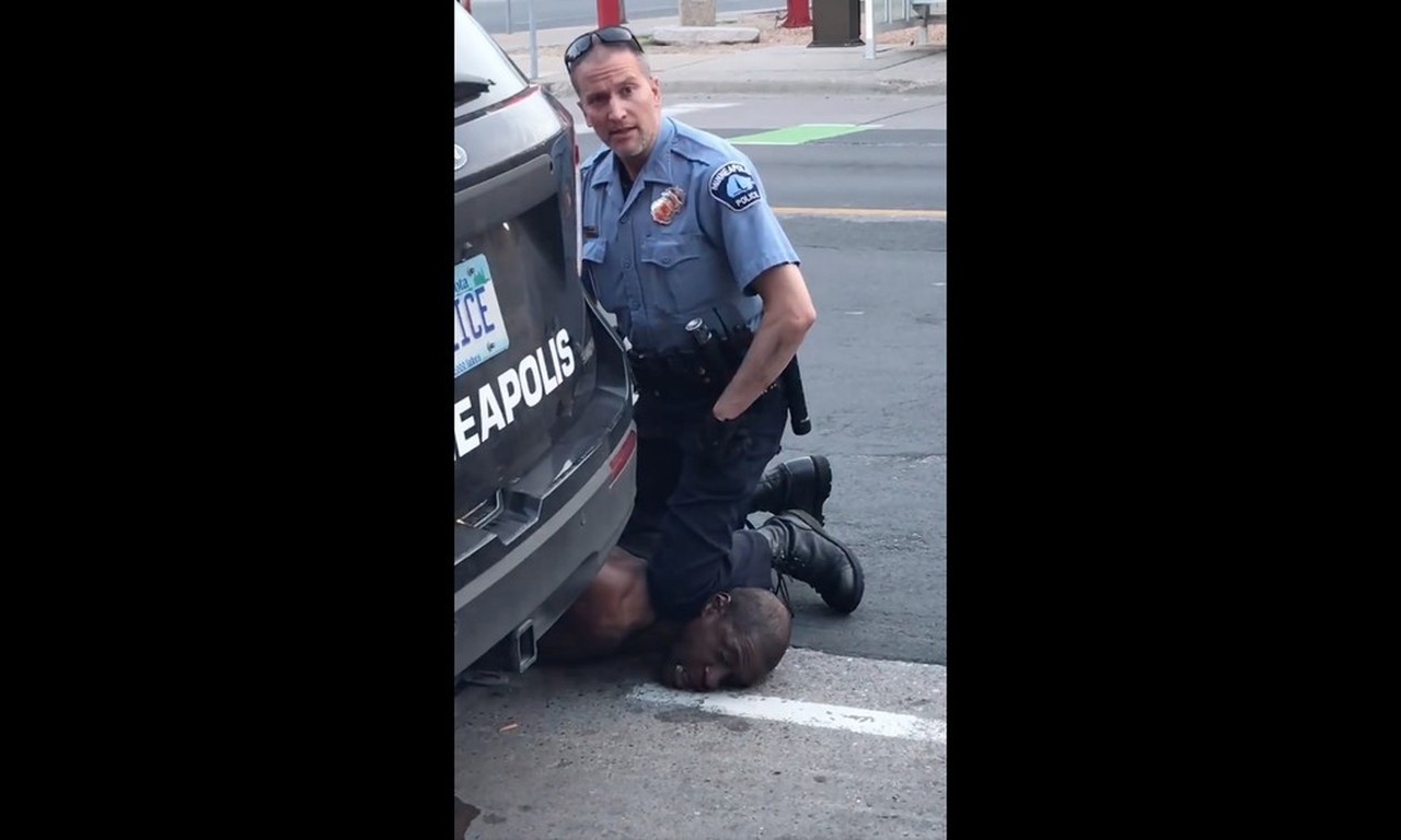 EUA | Policial filmado asfixiando George Floyd é preso