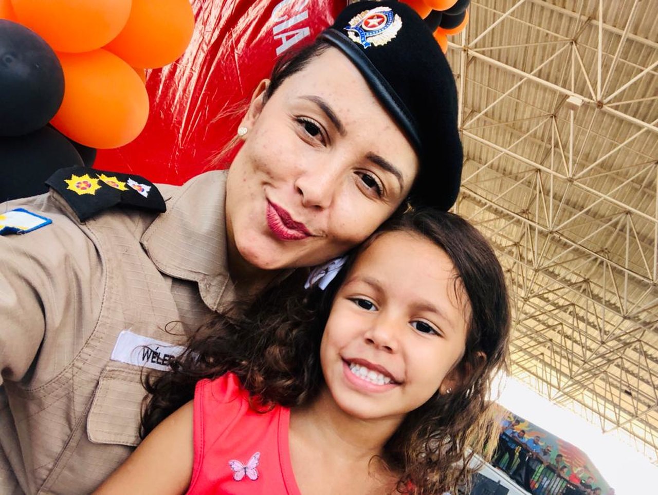 Mães de farda | O exemplo fará toda a diferença na vida da minha filha, diz policial militar do Tocantins que concilia vida profissional, familiar e acadêmica