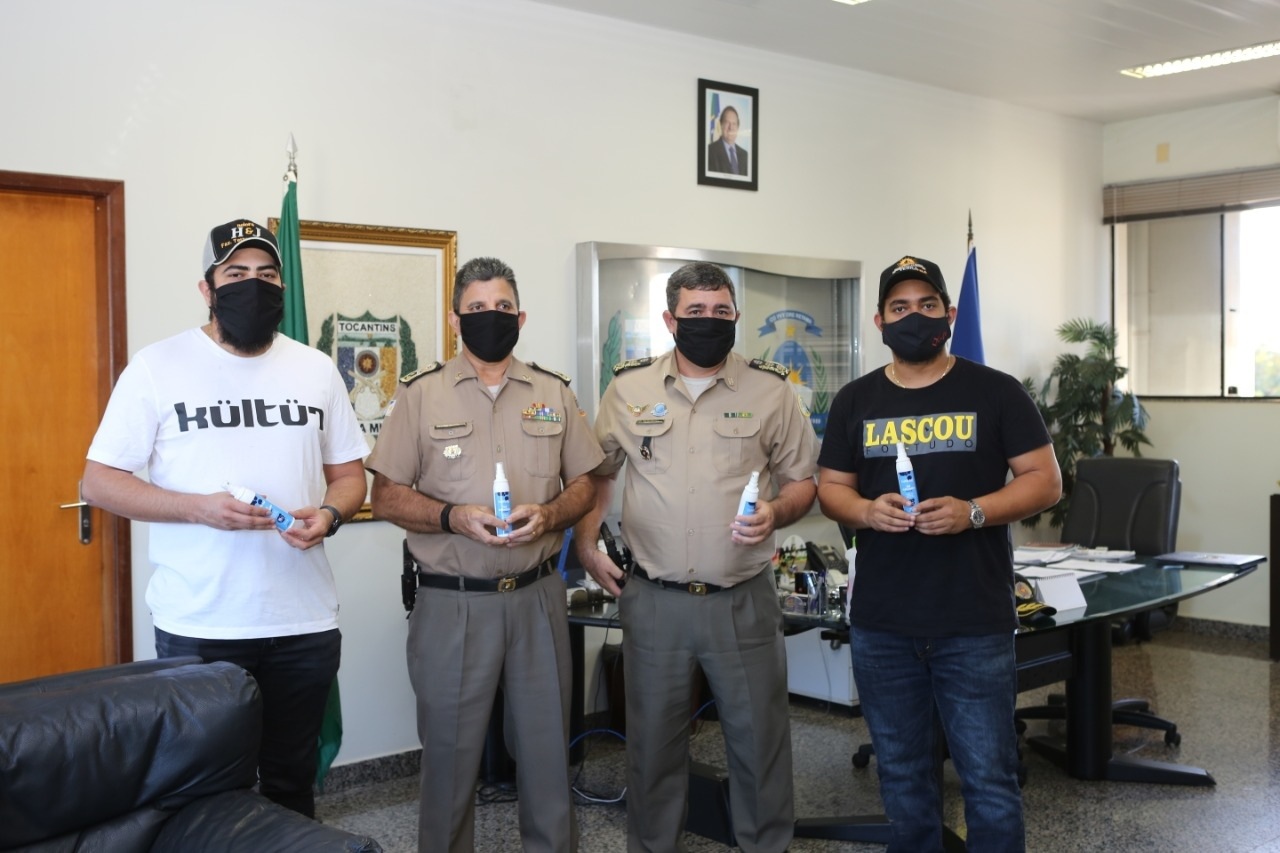 Henrique e Juliano entrega mais de 900 unidades de álcool em gel à Polícia Militar do Tocantins arrecadadas durante live