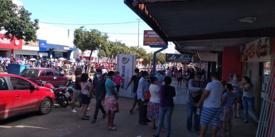 Multidão forma fila gigantesca em frente à Caixa Econômica de Taquaralto para receber auxílio emergencial