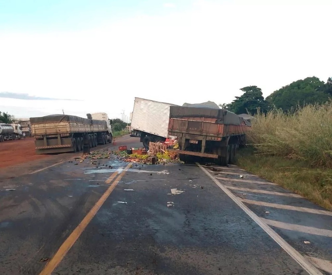 Grave acidente envolvendo dois caminhões mata um motorista e deixa outro ferido na BR-153, no norte do Tocantins