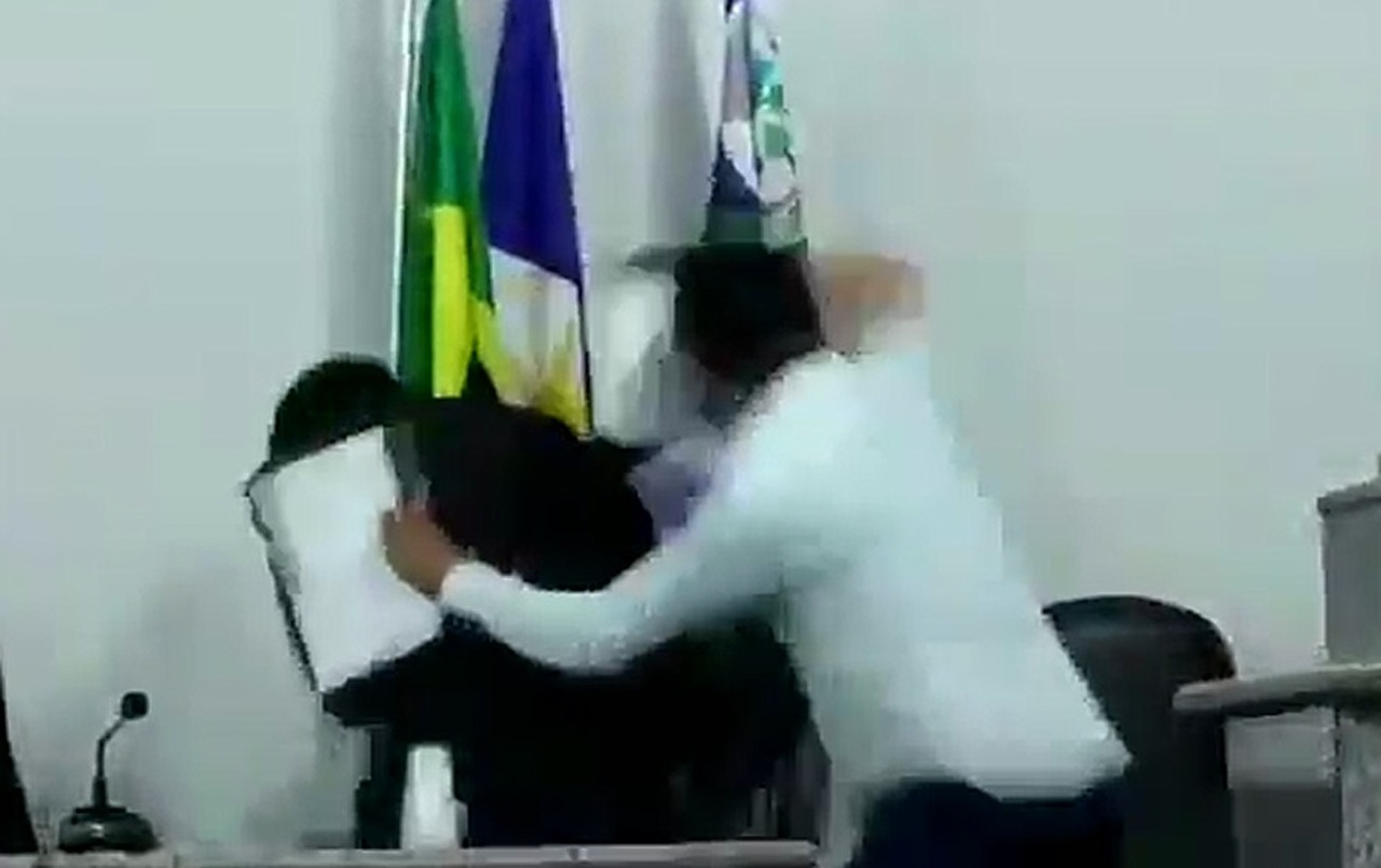 Discussão entre vereadores termina em ''quebra-pau'' na Câmara de Vereadores de Augustinópolis; Veja vídeo