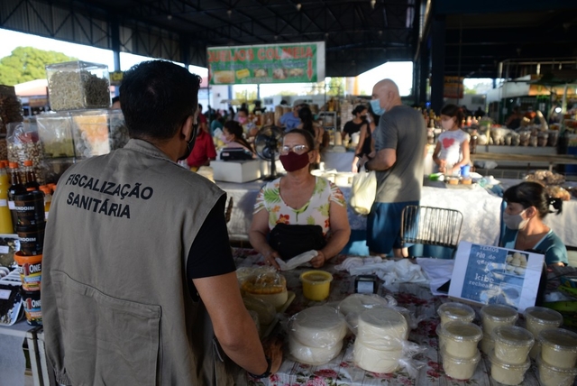 Vigilância Sanitária encontra aglomeração em feira do centro de Palmas durante fiscalização