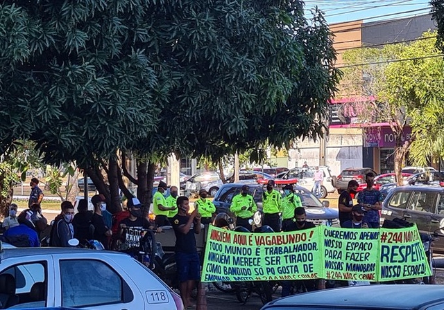 Motoqueiros protestam em frente à Prefeitura de Palmas contra ação que apreendeu cerca de 40 motos por direção perigosa