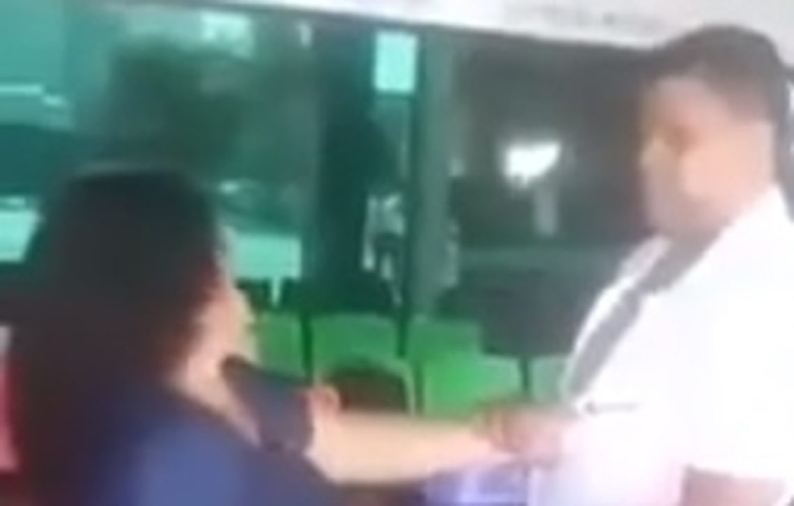 VÍDEO: Mulher agride funcionário homossexual em rodoviária: 