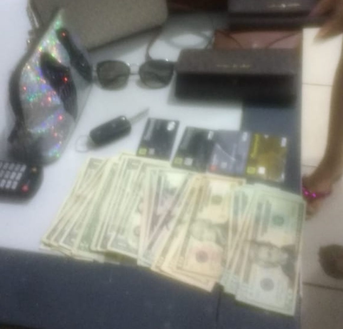 Polícia Militar recupera bolsas furtadas que continham moeda em doláres após furto em Aparecida do Rio Negro