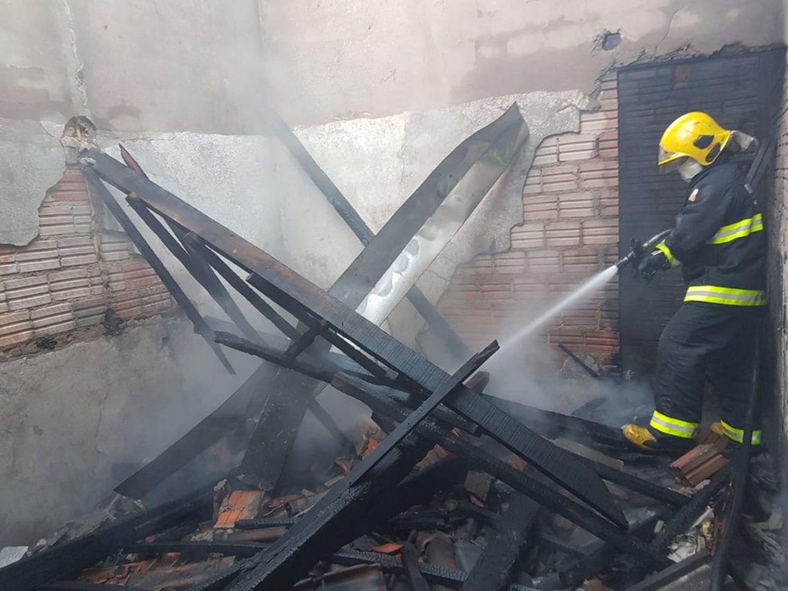 Gurupi: Incêndio atinge casa e deixa motocicletas e móveis destruídos