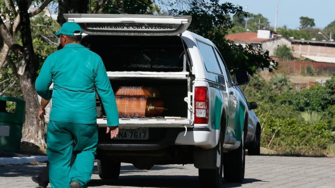Porto Nacional | Carro funerário tomba momentos antes de transportar homem morto por Covid-19