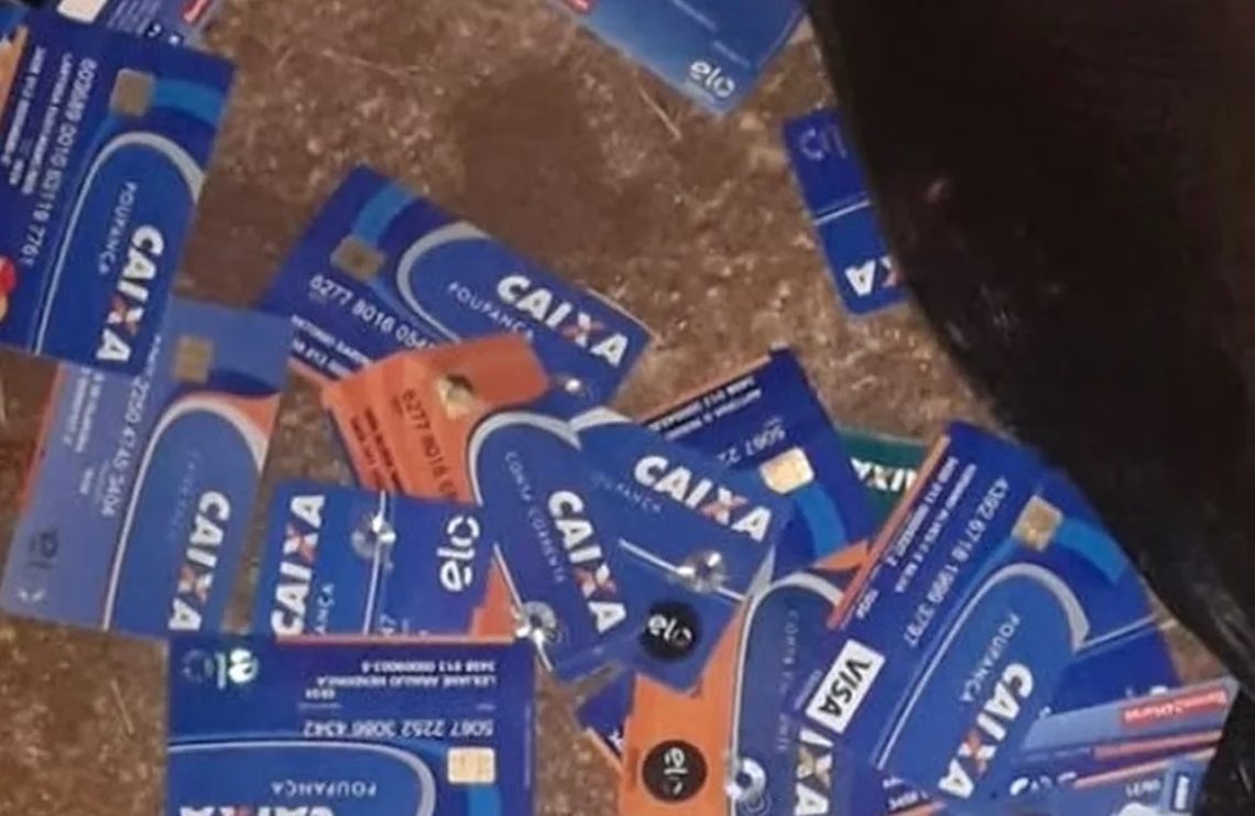 Dezenas de cartões bancários são encontrados por moradora de Palmas em frente a uma agência da Caixa