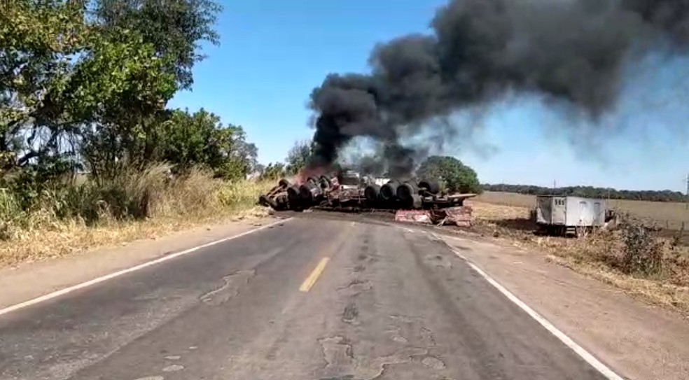 Caminhão tomba, pega fogo e interdita BR-153 no sul do Tocantins
