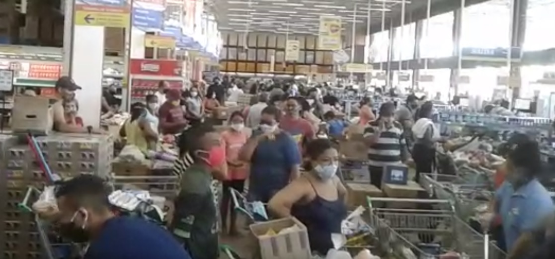VÍDEO - Atacadista de Palmas registra aglomeração e consumidor denuncia falta de controle