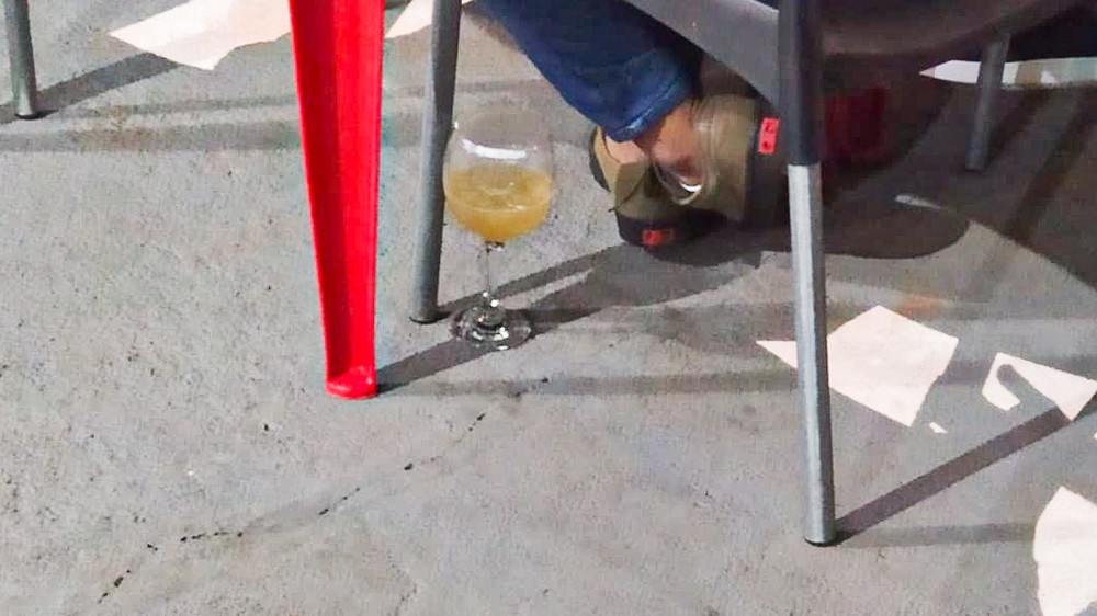 Cliente tenta esconder bebida debaixo da cadeira em bar para driblar fiscais da Prefeitura de Palmas