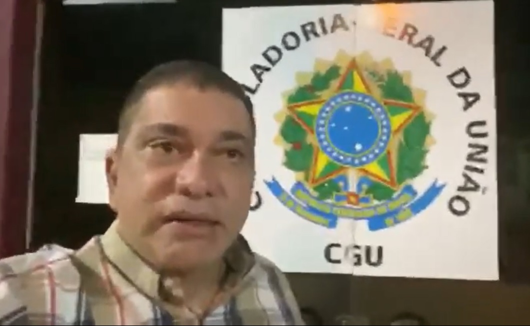 VÍDEO: Amastha se acorrenta em frente à CGU em Palmas e promete greve de fome até ser atendido por superintendente