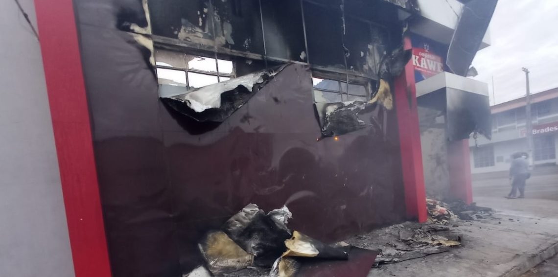 VÍDEO - Conveniência pega fogo em Formoso do Araguaia e bombeiros extinguem incêndio