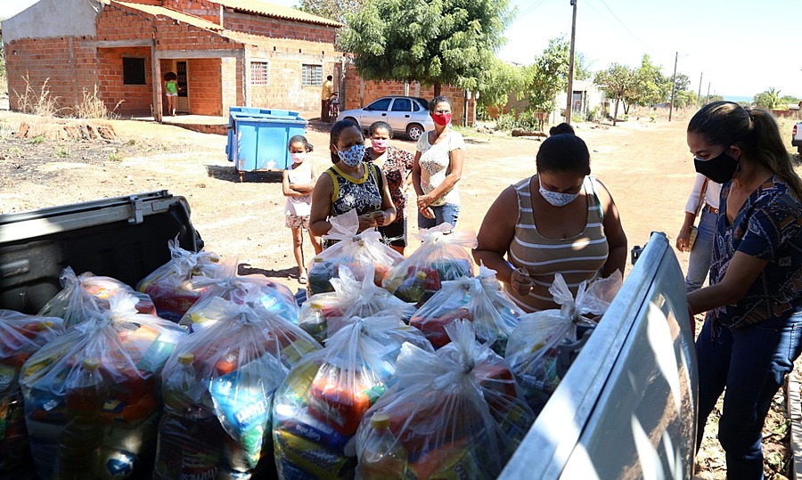 Famílias da região sul de Palmas recebem cestas básicas da campanha Juntos Contra a Fome da Defensoria Pública do TO