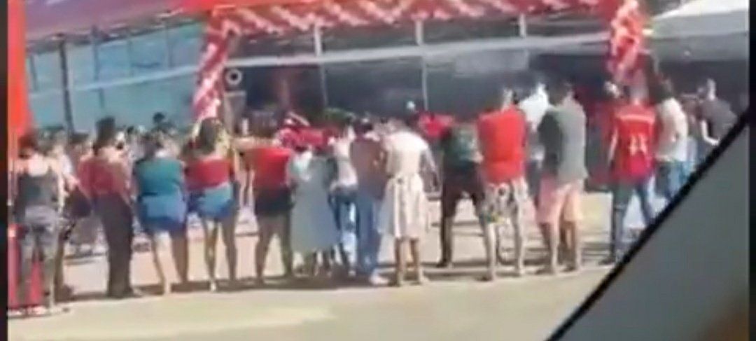 VÍDEO: Bairro com maior número de casos da Covid em Palmas, Aureny III tem aglomeração com dezenas de pessoas durante inauguração de farmácia