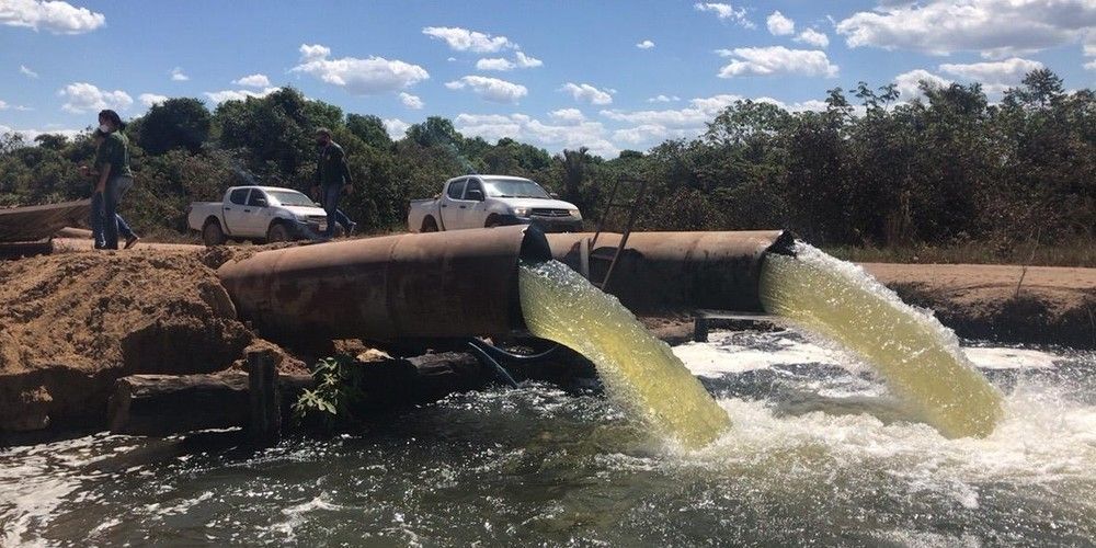 Fiscais da Naturatins flagram bombas captando água do Rio Formoso após proibição