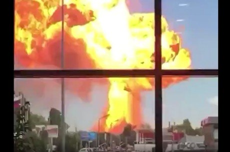 Explosão impressionante em posto de gasolina na Rússia deixa feridos; veja vídeo