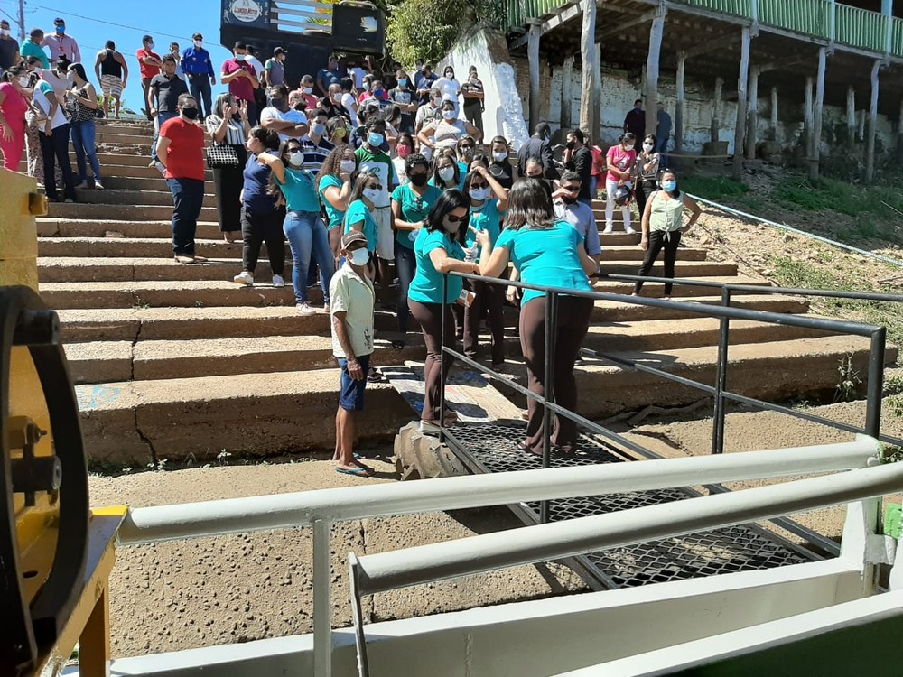 Prefeitura de Araguatins inaugura unidade de saúde fluvial e causa aglomeração no evento