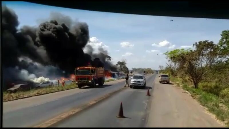 Corpo de Bombeiros é chamado para combater incêndio no pátio da PRF em Araguaína; veículos foram destruídos pelas chamas