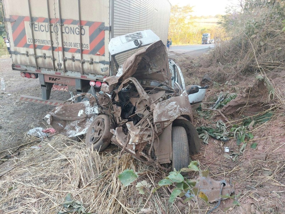 Tragédia na estrada: Quatro mortos em acidente na BR-153 foram arremessados do veículo após batida
