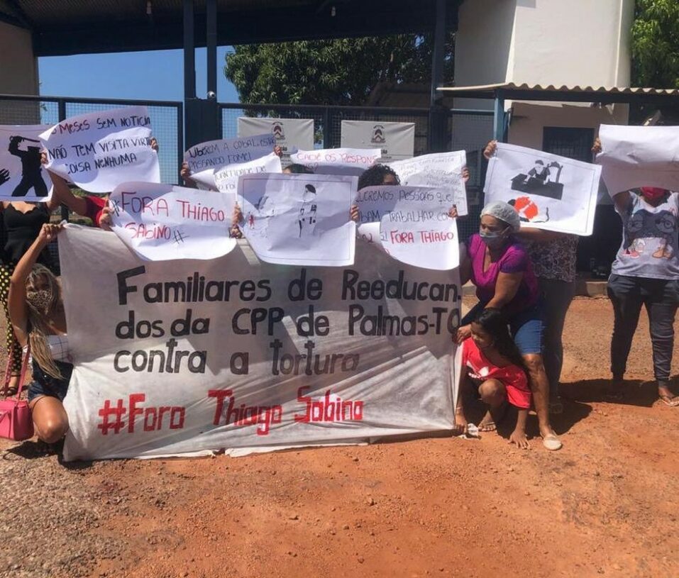 Familiares de presos da CPP de Palmas fazem protesto e dizem que estão há seis meses sem falar com os detentos