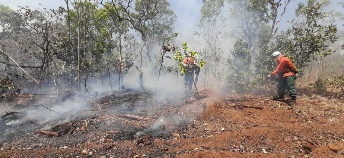 Militares, bombeiros e brigadistas enfrentam chamas na Serra do Lajeado e Taquaruçu durante final de semana e feriado