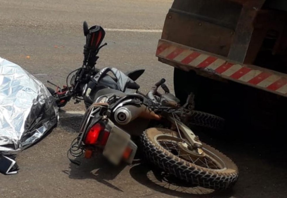Homem morre após motocicleta em que estava bater na traseira de caminhão na TO-050 na região sul de Palmas