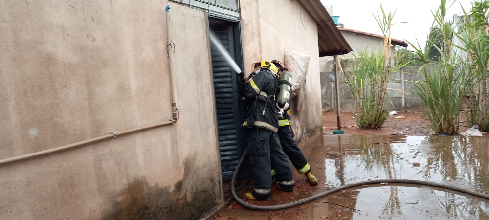 Casa pega fogo em Gurupi e Corpo de Bombeiros é chamado para combater as chamas