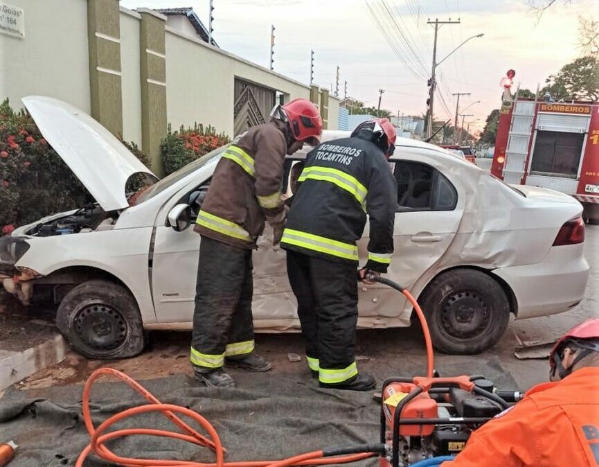 Ao tentar fugir da polícia motorista que participava de racha sofre acidente e fica preso nas ferragens do carro em Dianópolis