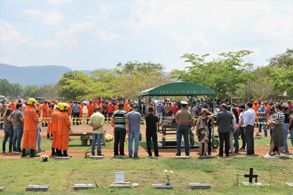 Corpo de Bombeiros e familiares sepultam soldado vítima de um acidente próximo à Palmas