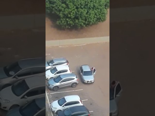 VÍDEO: Homem é flagrado furtando objetos de carros estacionados no Hospital Geral de Palmas