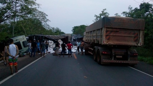 Carreta com carga de açúcar tomba e envolve mais quatro automóveis no acidente na BR-153 entre Paraíso e Barrolândia