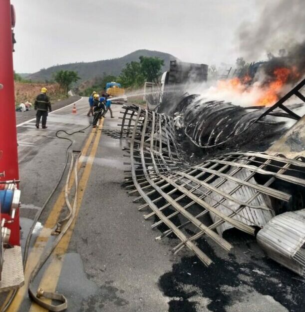 Carreta transportando pneus pega fogo na BR-242 próximo a Paranã e faz bombeiros trabalharem durante toda manhã; Mercadoria foi toda destruída