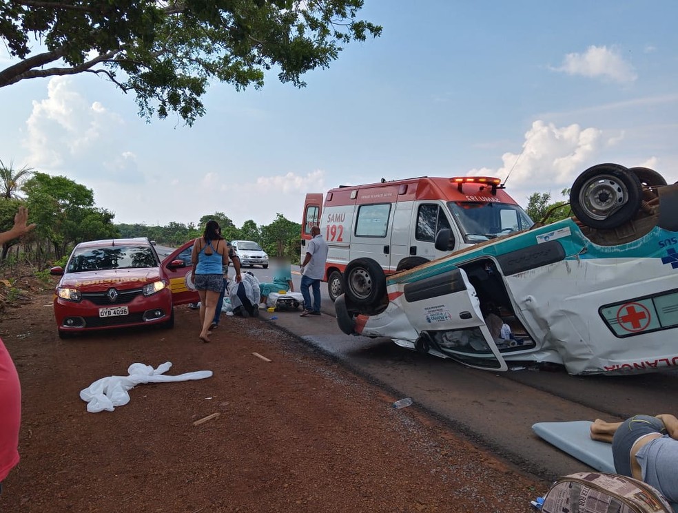 Ambulância de Paraíso capota na TO-080 durante o deslocamento de um paciente com coronavírus para Palmas