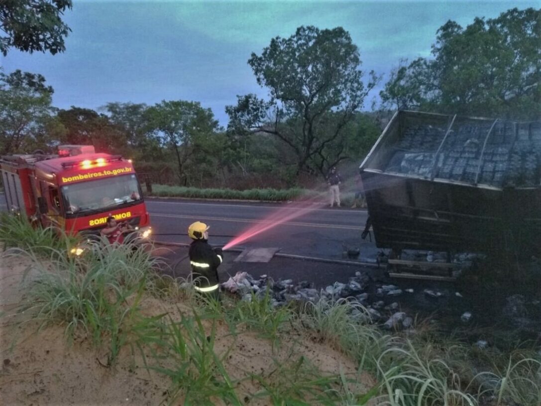 Rodas traseiras de caminhão pega fogo e bombeiros evitam um incêndio maior na BR-153 em Darcinópolis
