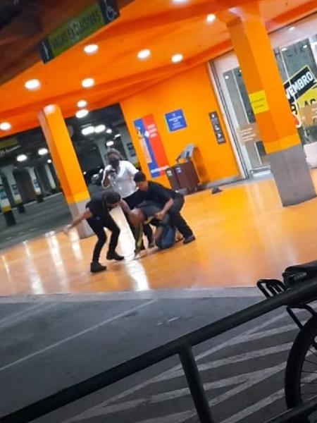 Na véspera do Dia da Consciência Negra, homem negro é espancado e morto por dois homens dentro de um supermercado em Porto Alegre