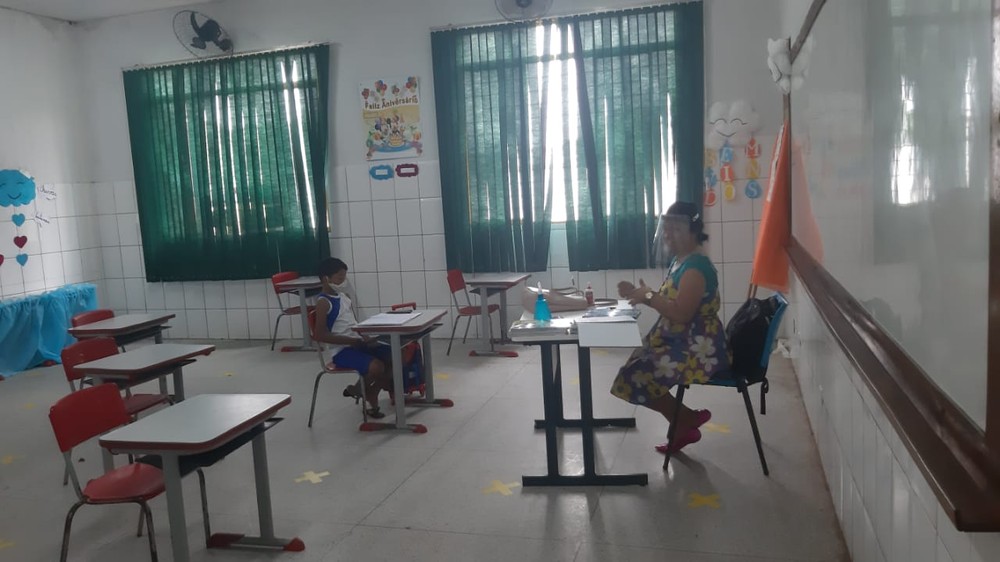 Primeiro dia de aula durante a pandemia tem salas vazias e pais inseguros em Araguaína