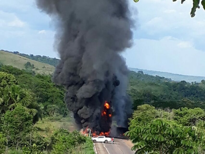 Urgente | Batida entre duas carretas causa incêndio na BR-153 entre Paraíso e Barrolândia