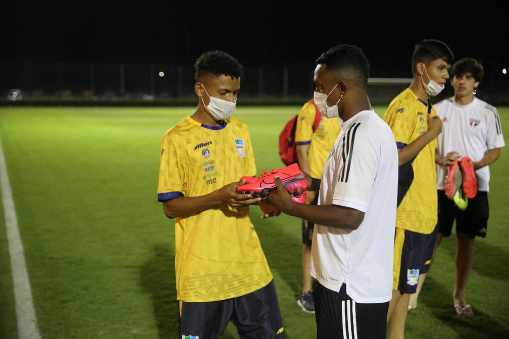 Jogadores do sub-17 do São Paulo doam chuteiras e luvas para meninos do 1ºBPM do Tocantins após vitória na Copa do Brasil