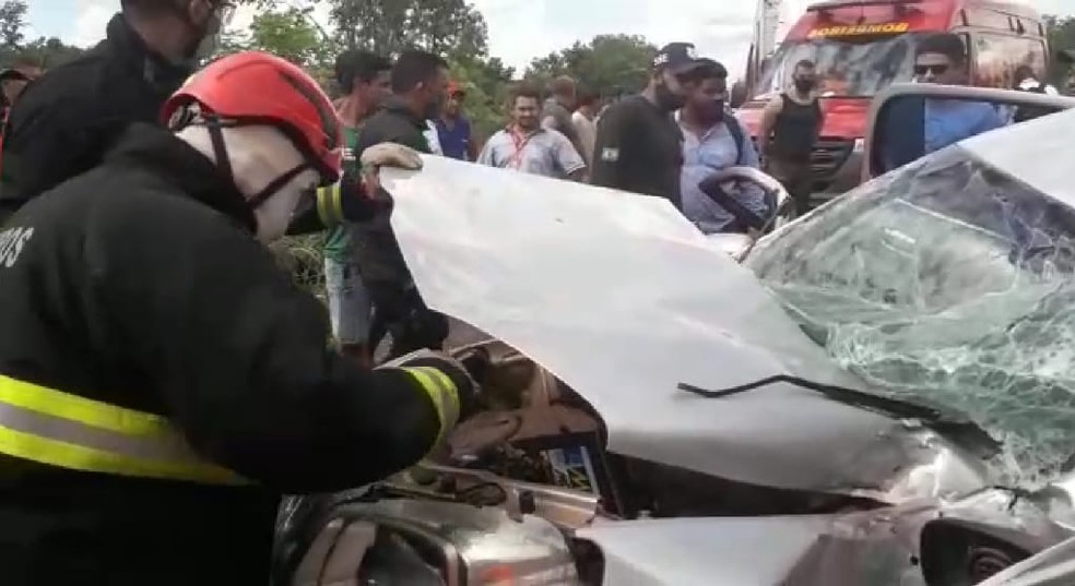 Acidente envolvendo carro e caminhão na BR-153 em Brasilândia deixa duas vítimas fatais e um ferido
