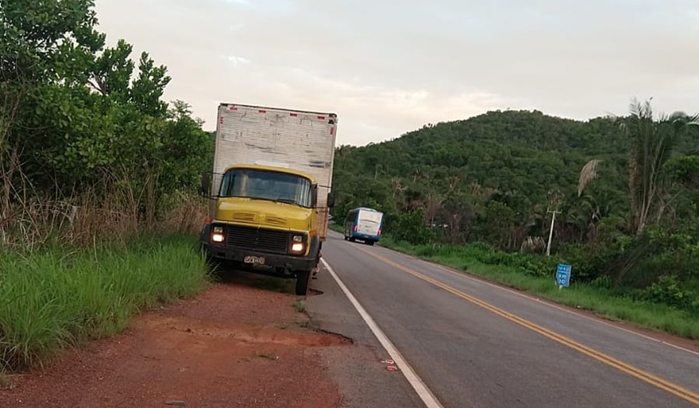 Motorista pula de caminhão em movimento após perceber problemas mecânicos no veículo na TO-030 em Taquaruçu
