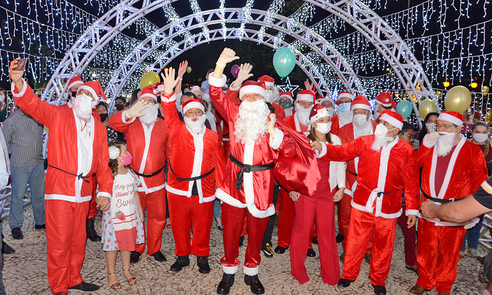 Governador Mauro Carlesse se fantasia de Papai Noel para inaugurar decoração de Natal no Palácio do Araguaia