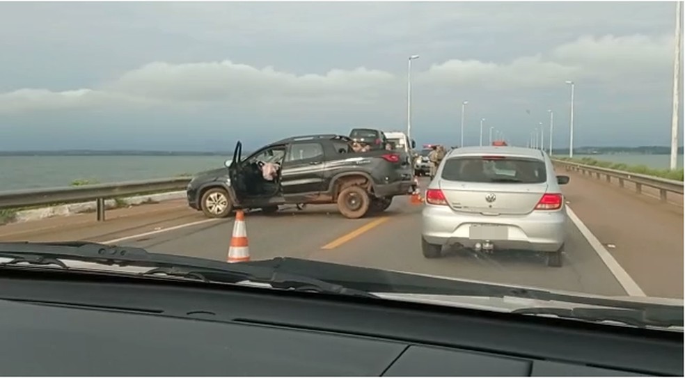 Acidente entre dois carros na Ponte da Amizade em Palmas interrompe fluidez do trânsito na via