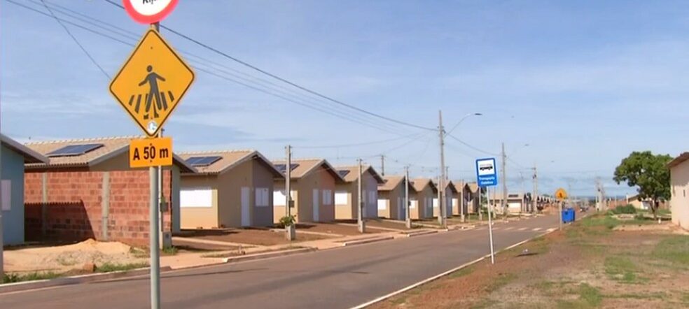 Moradores da região sul de Palmas reclamam da demora dos ônibus e falta de estrutura adequada nos pontos de embarque