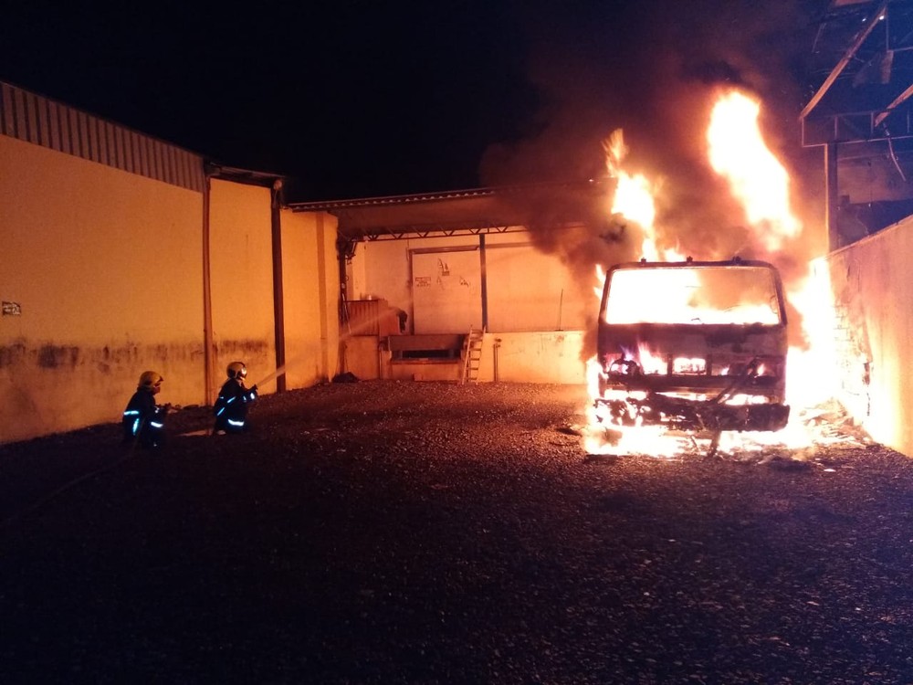 Caminhão é totalmente destruído por chamas em pátio de distribuidora em Araguaína