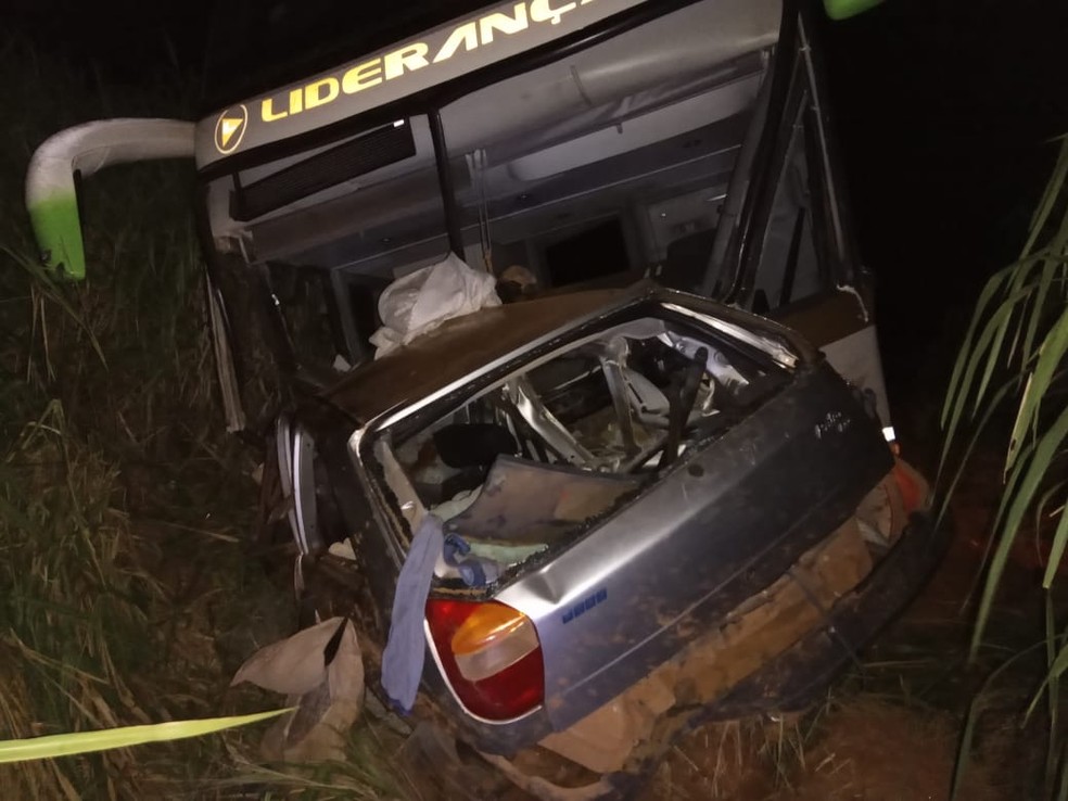 Motorista de carro morre após bater de frente com ônibus e ficar preso às ferragens na BR-153 em Barrolândia